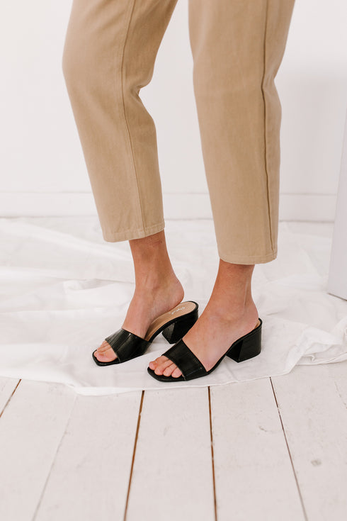 C'est Chic Croc Mule// Black